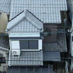 屋根から瓦が落ちてきた為、のし瓦の修繕と谷板金塗装、雨樋掃除工事